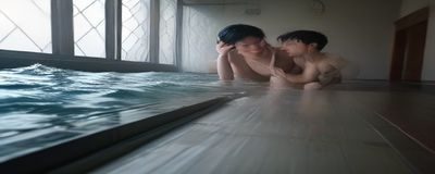 城市LGBTQ友善咖啡馆内男同群体轻松交流，暖光氛围温馨包容