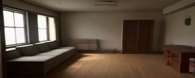 室内运动社群活动现场，男同友善羽毛球聚会轻松氛围